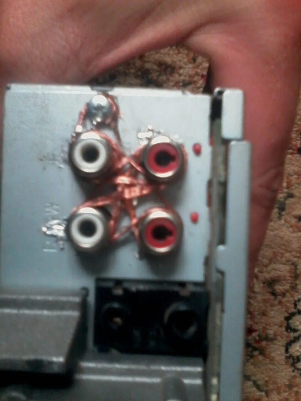 Перемычка rca пионер. Фонит сабвуфер. Фонят колонки от усилителя. Фонит сабвуфер. Гудит сабвуфер.