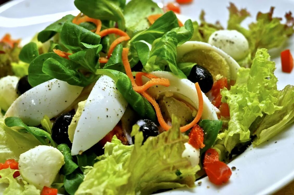 Салат. Салаты разные. Овощной салат. Зелень для салатов.