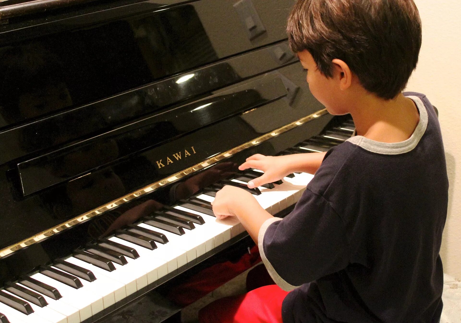 He often plays the piano. Мальчик за пианино. Ребенок за пианино. Фортепиано для детей. Ребенок за роялем.
