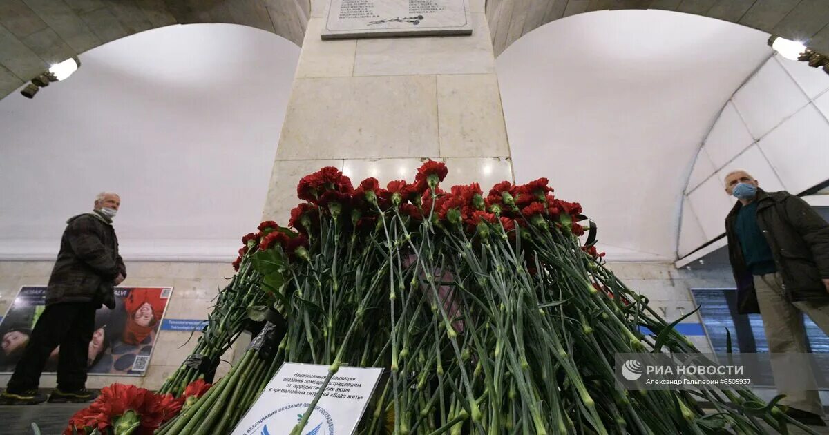 Теракт в санкт перетрубрг. Взрыв в метрополитене Санкт-Петербурга 2017. 3 Апреля 2017 взрыв в метро Санкт-Петербург. Сенная площадь» и «Технологический институт. 3 Апреля 2017 года Питер теракт.