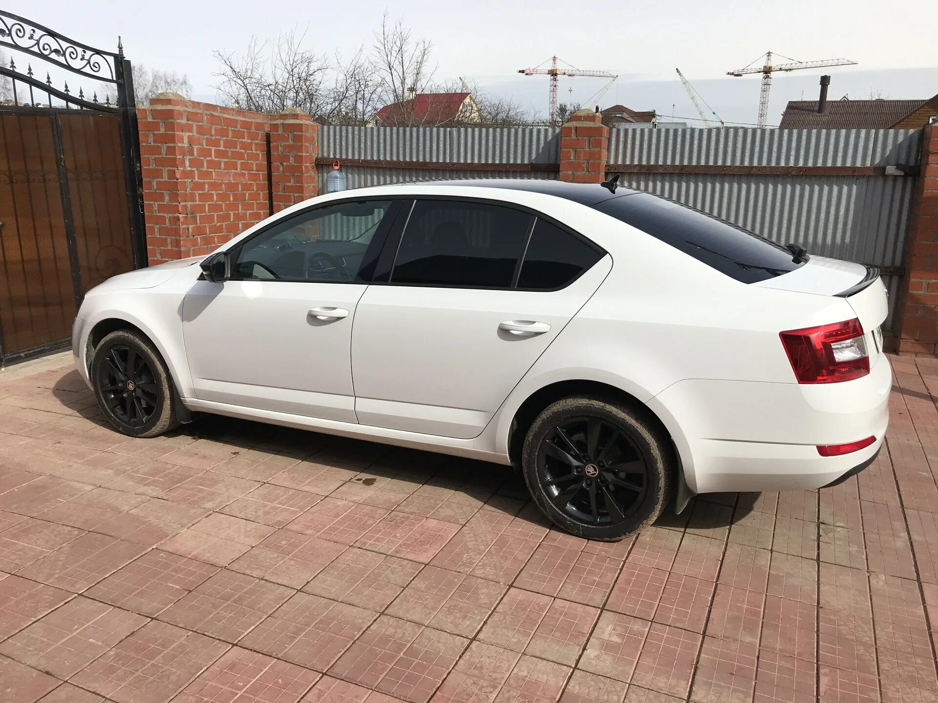 Skoda octavia a7 black. Skoda Octavia a7 белая r17. Skoda Octavia a7 r17 белая RS. Skoda Octavia a7 белая на литье.