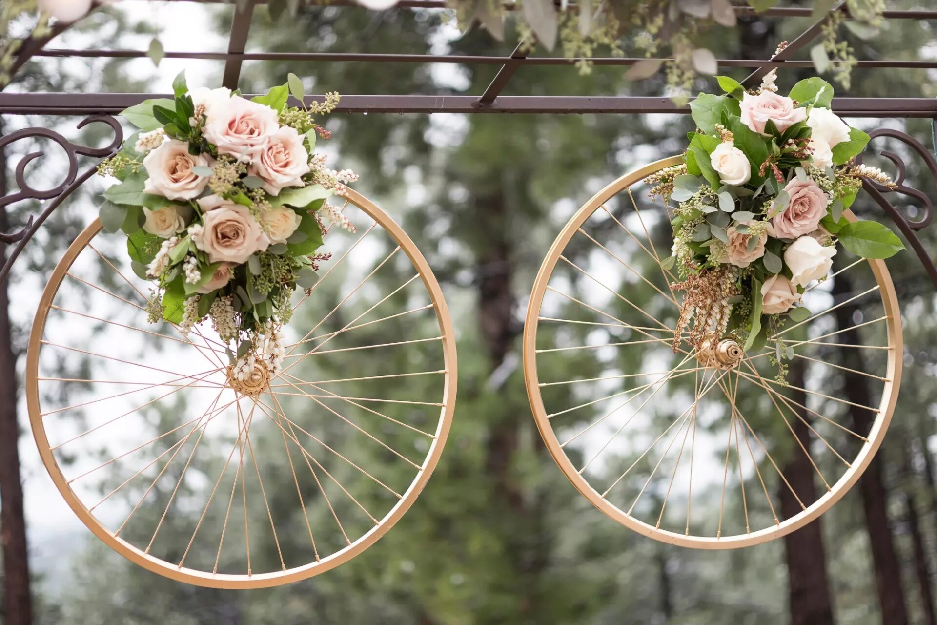 Цветы в колесе какие. Велосипед с цветами декор. Цветочная композиция на обруче. Декоративный велосипед для цветов. Велосипедное колесо декор.