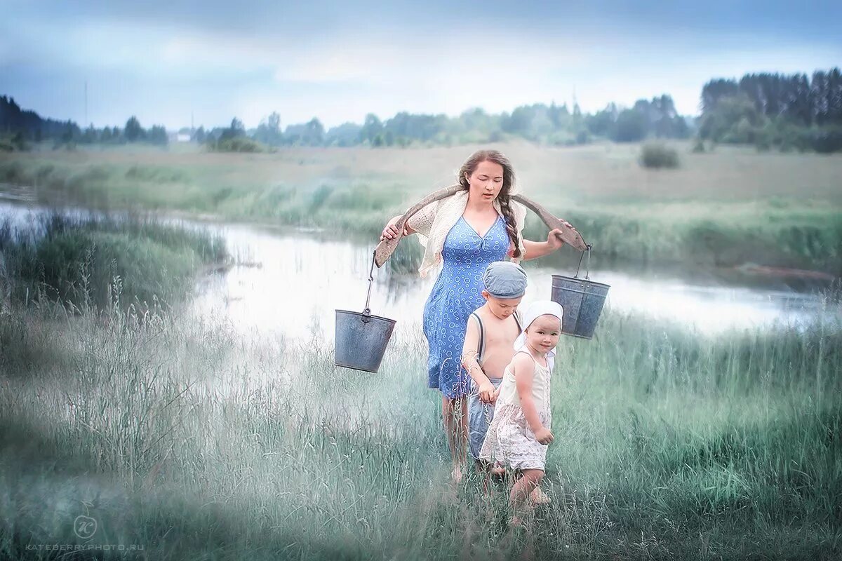 Решила вернуться в деревню. Лето в деревне. Фотосессия в деревне летом. Сельская женщина с детьми. Утро в деревне летом.