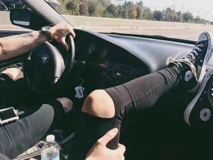 Девушка села на парня в машине