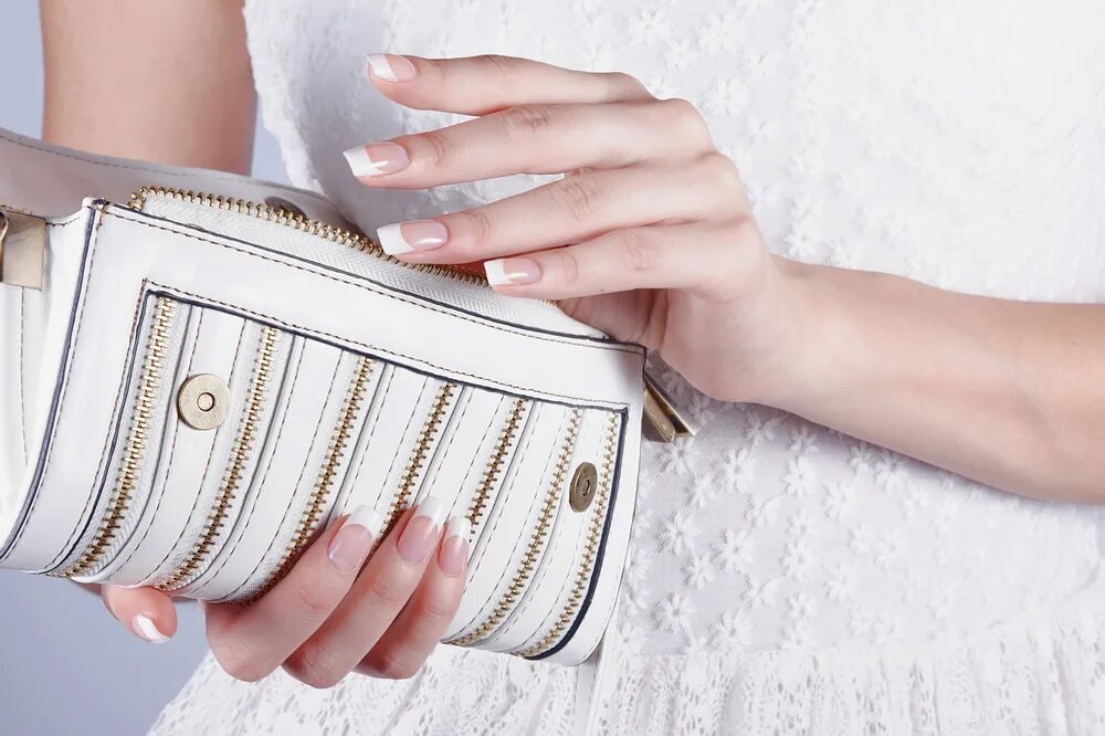 She lose her purse. She lose her purse. Женщина копается в сумочке. She lose her purse. Purse.