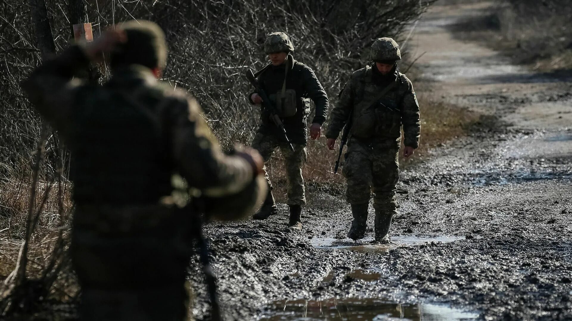 20 февраля 2015. Ситуация на Украине. Украинские военные бегут с Донбасса.