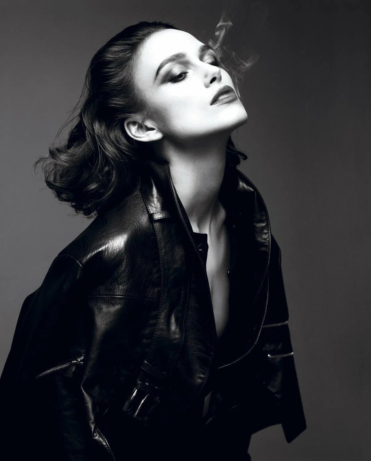 Коко шанель образы. Девушка рисунок. Образ девушки черно белый. Питер линдберг ирина шейк. Кира найтли фотосессия готика.