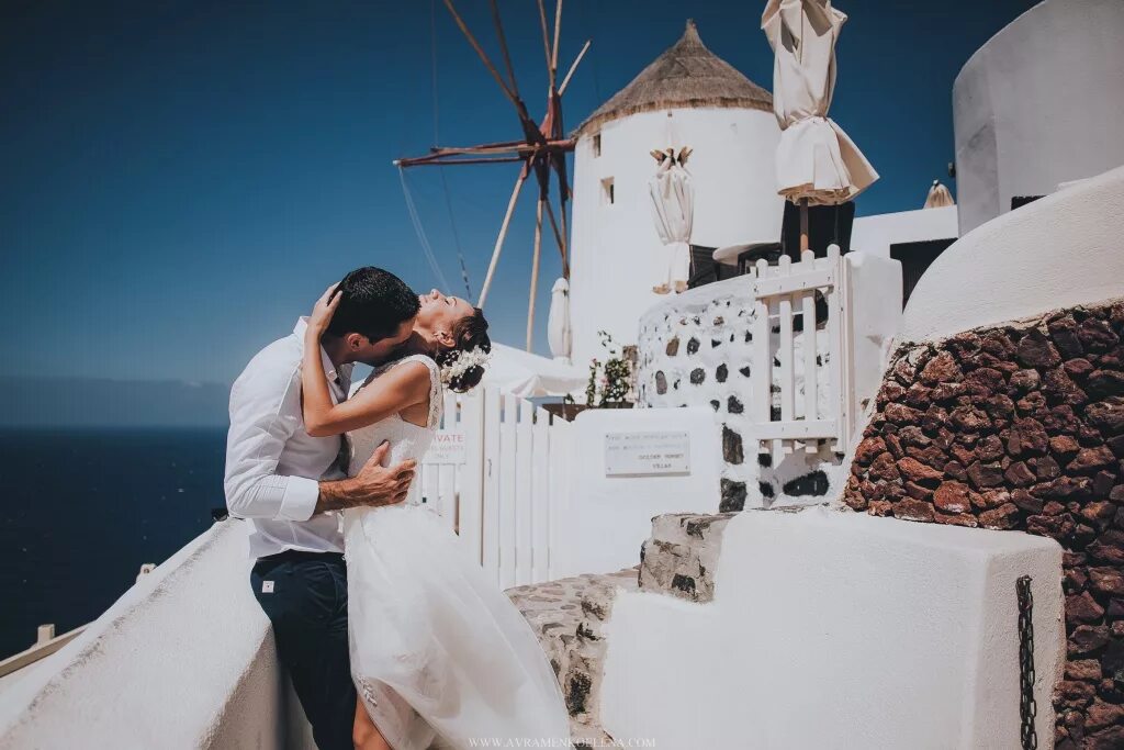Греческое пара. Влюбленные на Санторини. Свадьба в Греции. Свадебное путешествие Греция.