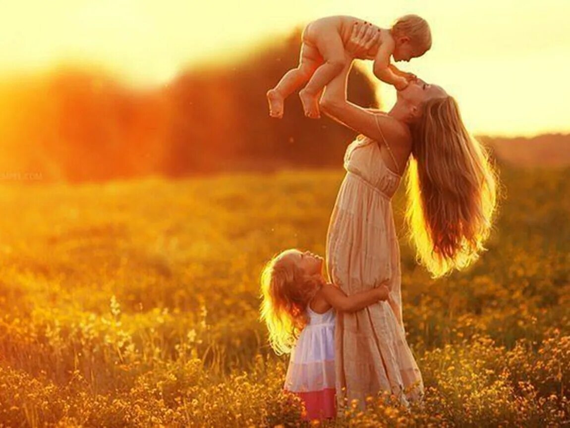 Танец счастье это мамины. Мама с ребёнком на руках. Женщина с ребенком на руках. Женщинасребёнком на руках. Счастливая женщина с ребенком.