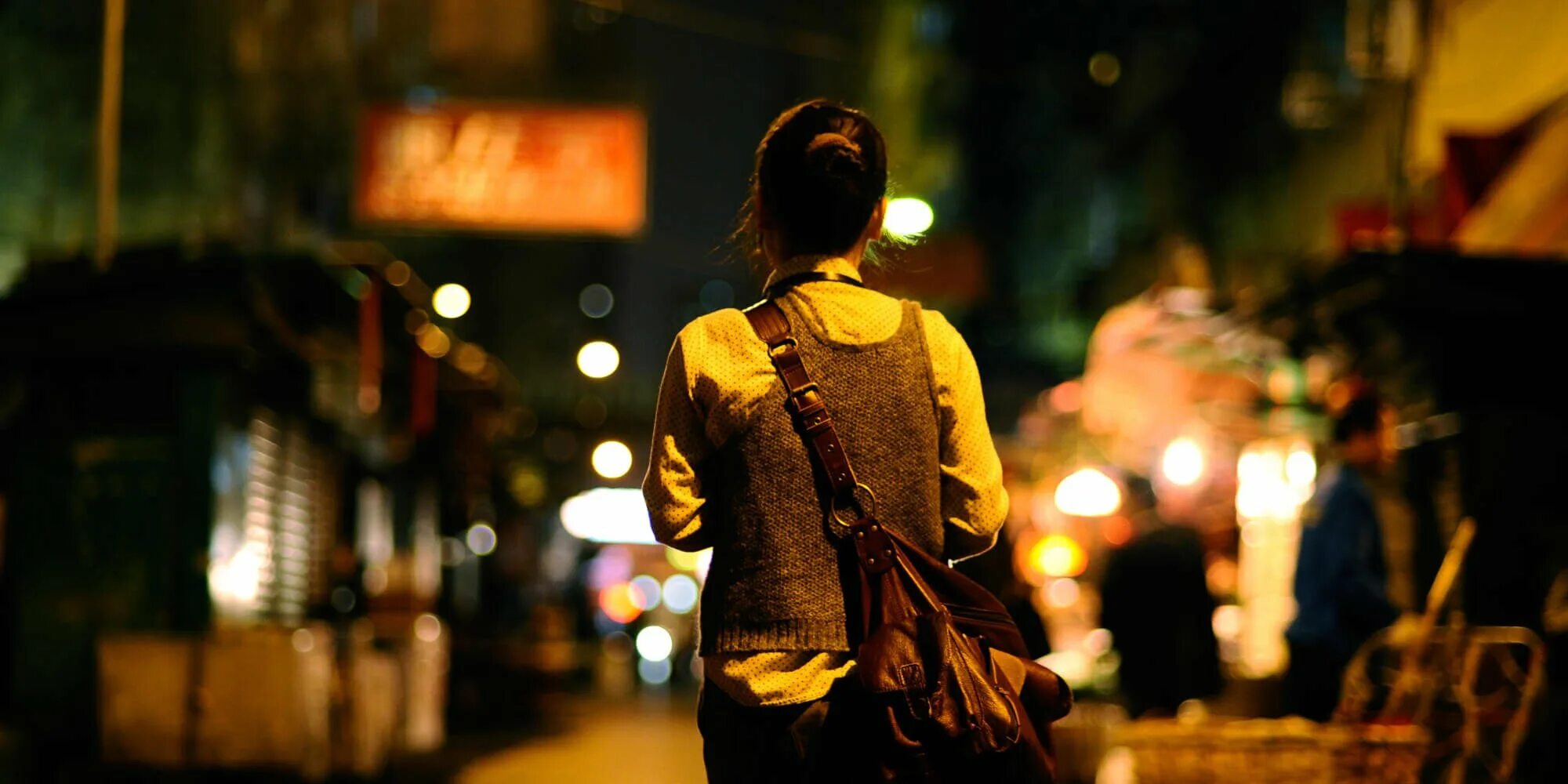 Woman is night. Walking Street ночью. Woman Walking at Night. Walking Alone at Night. Alone in the Street at Night.