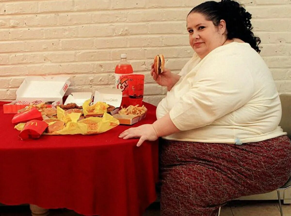 Сайт толстый женщина. Толстуха с едой.