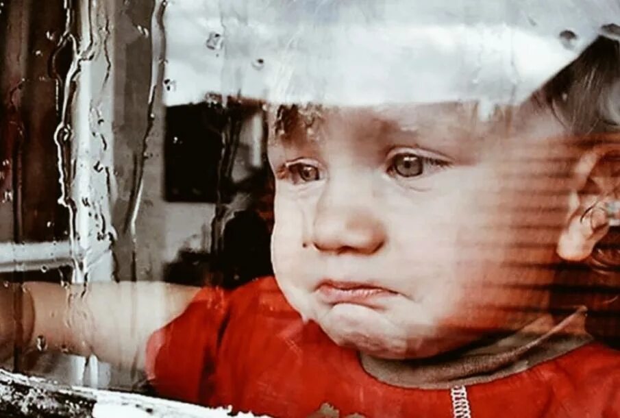 Берегите маму. Вокруг всё меняется и только мама остаётся мамой. Слезы ребенка. Осталась без мамы. Брошенная дочь.