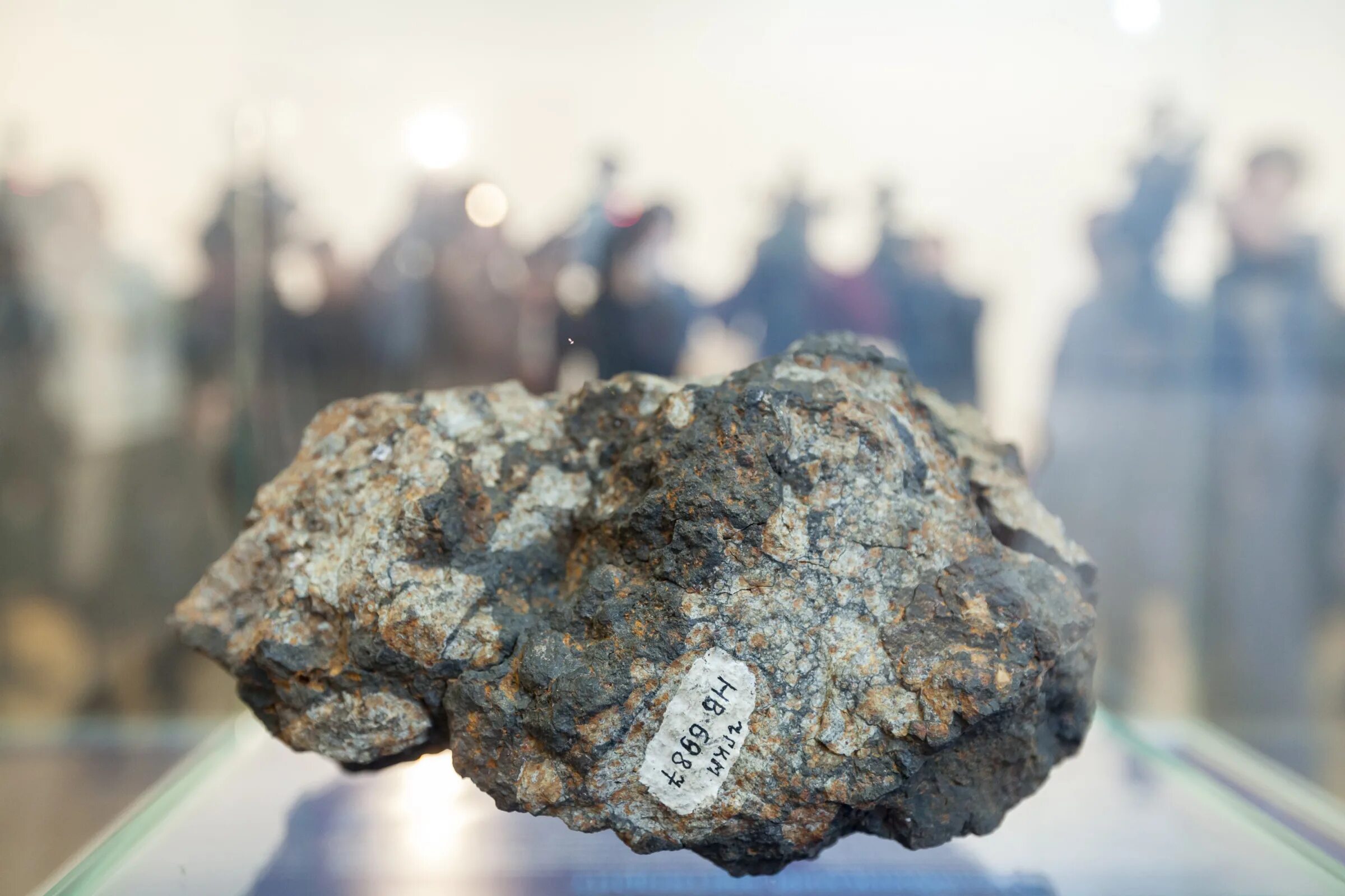 Метеорит 2015. Метеорит в челябинске. чебаркульский метеорит. челябинский метеорит экспонат. фрагменты челябинского метеорита.