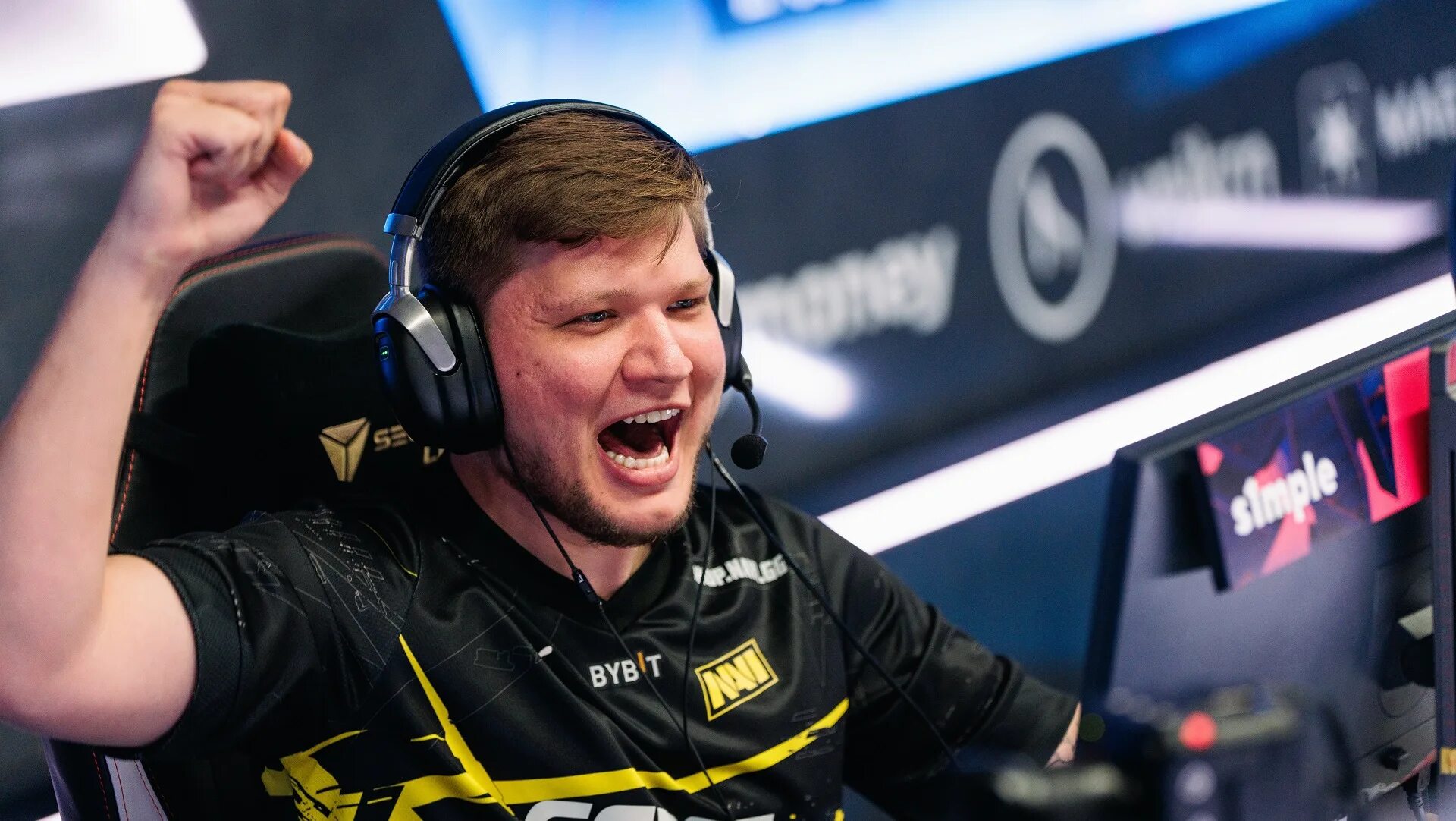 Точка симпла 2025. S1mple cs go. s1mple 2025. s1mple 2025 толстый. киберспортсмены россии.