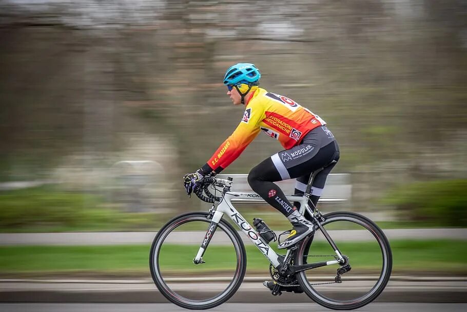 Спортивный велосипедист. Cycling sport. Шоссейные велогонки. Шоссейный велосипедный спорт. Cycling sport.