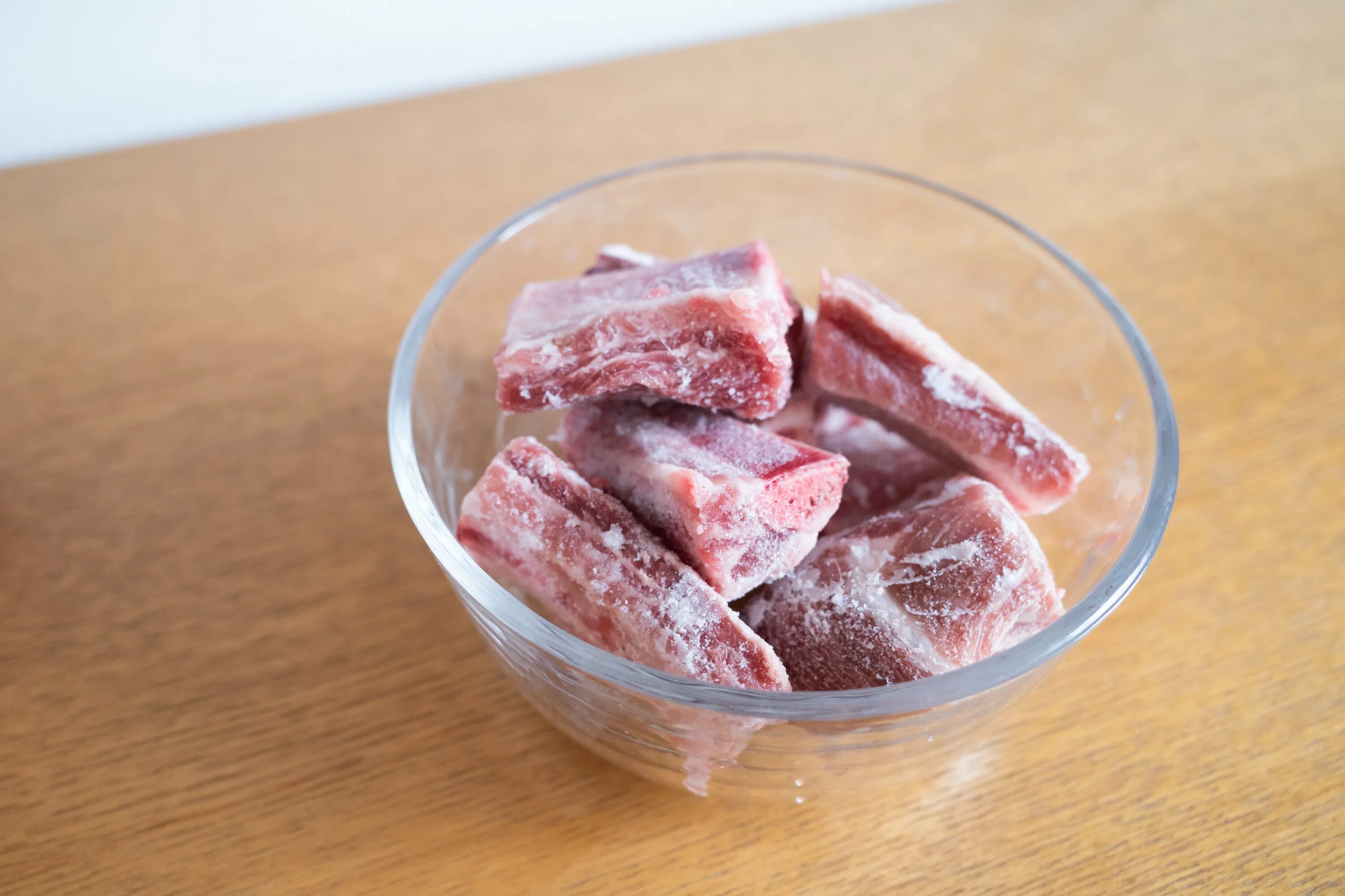 Сколько размораживать мясо. Замороженное мясо в микроволновке. Замороженное мясо на тарелке.