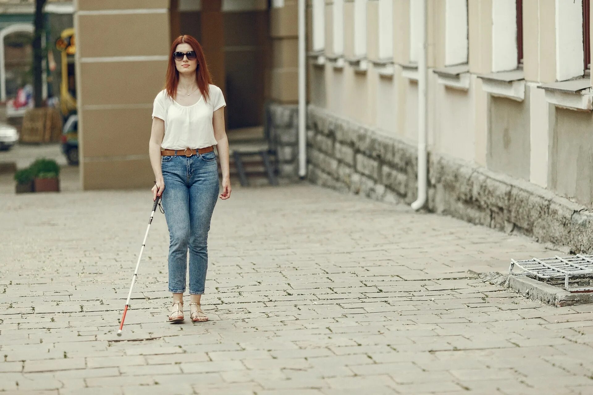 Жизнь слепых людей. Джуэл Шупинг. Слепые люди с тростью. Девушка ходит с тростью. Слабовидящая девушка.