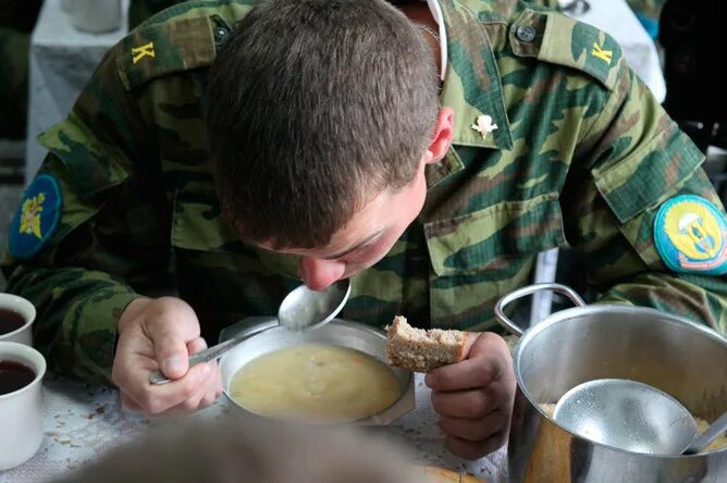 Что бывает военным. Солдат ест. Обед в армии. Что есть у военных. Солдаты кушают.