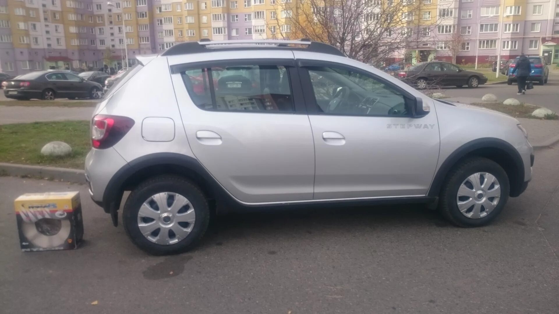 Диск рено сандеро 2015. Рено сандеро 1.4 на колпаках. литые диски на рено сандеро степвей r15. колпаки рено сандеро степвей. белые колпаки на рено сандеро.