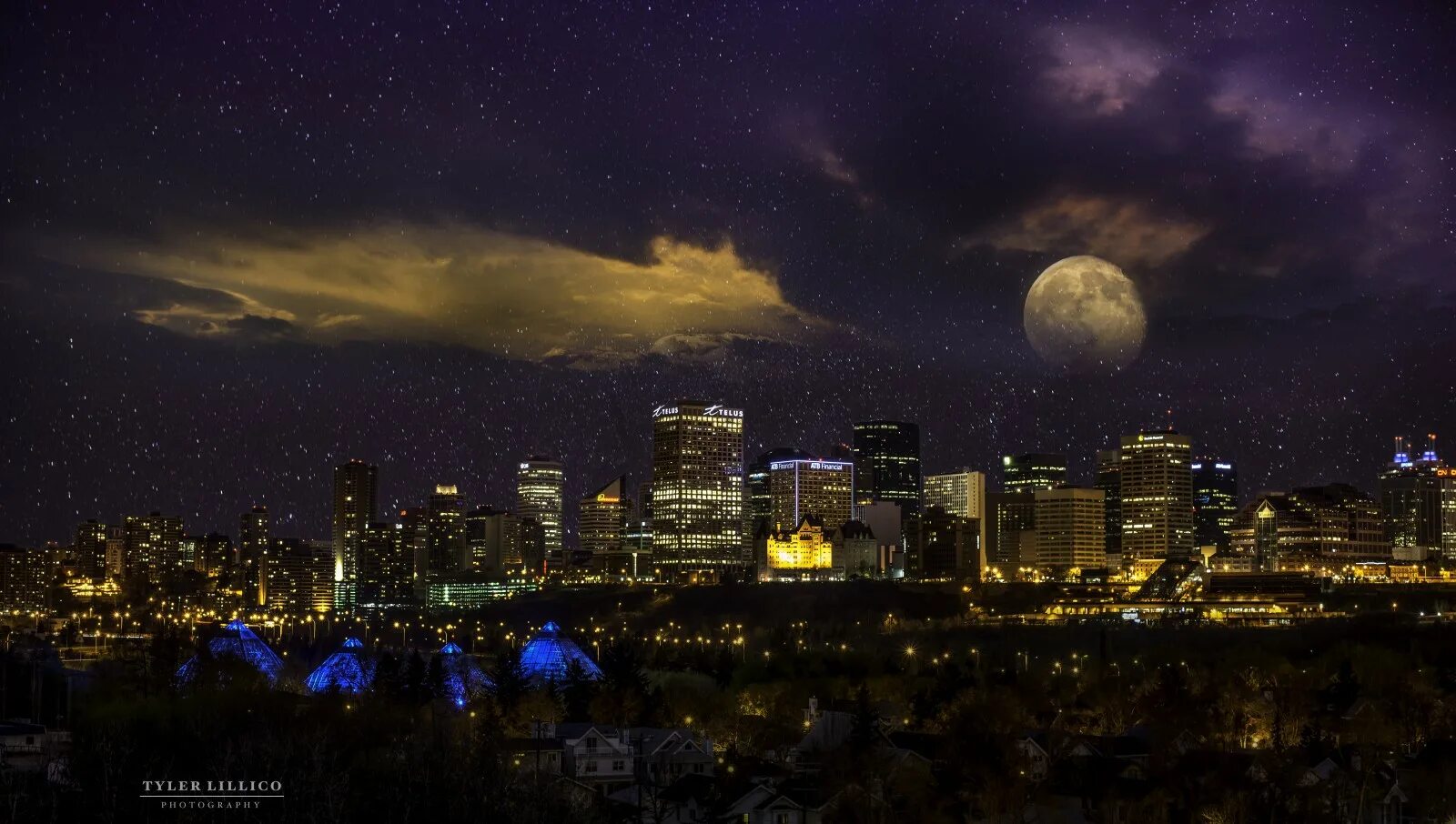 Луна над городом. Сиэтл. А над городом ночь. А над городом ночь. Город на луне.