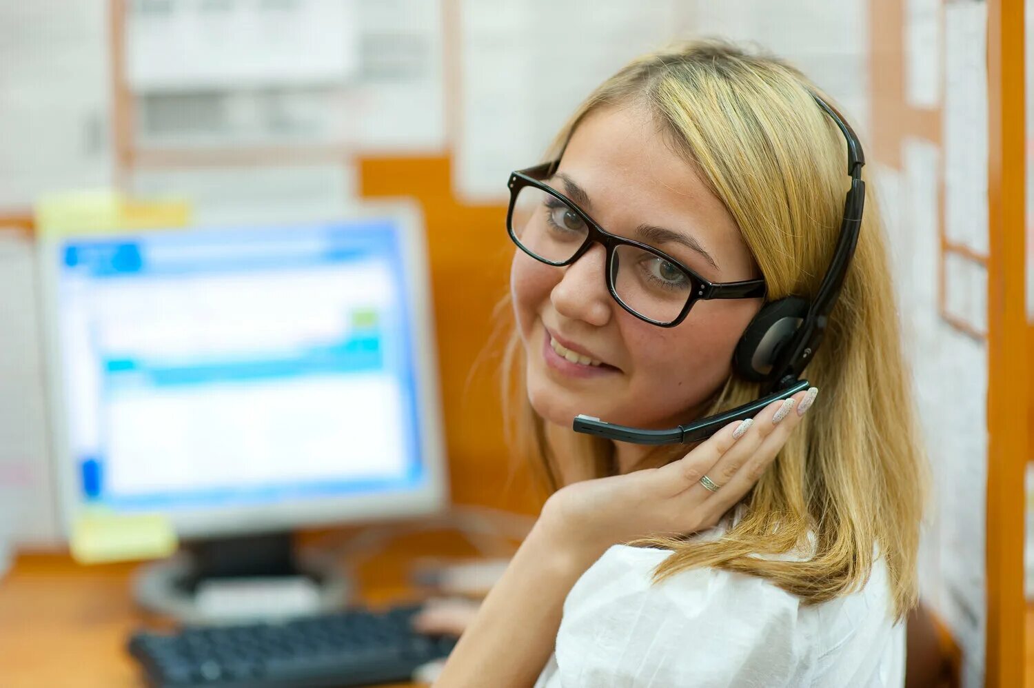 Колл центр. Колл центр. Телемаркетолог. Взрослый колл центр киров. Колл центр обложки.