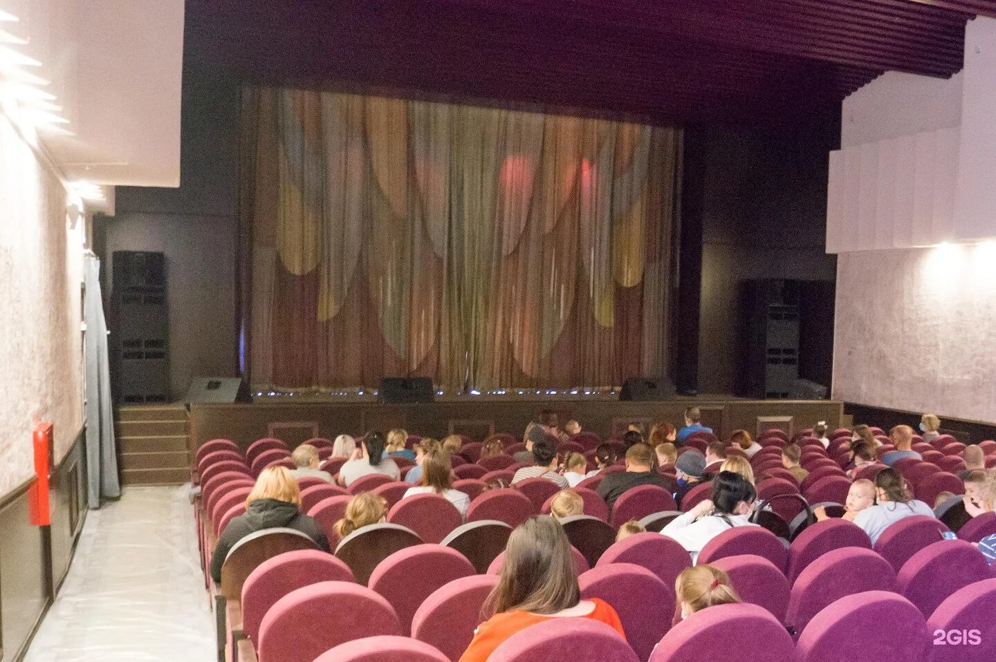 Дк сибиряк омск. «областной центр культуры «сибиряк» омск. зал дк сибиряк омск. сибиряк омск.