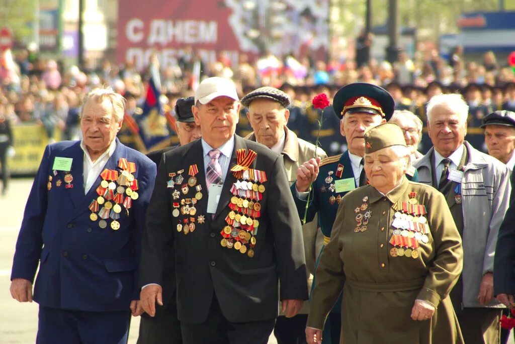 Ветераны на параде Победы. День Победы парад ветераны Челябинск. Ветераны ВОВ на параде. Георгиевская лента на ветеране. Ветераны 2014 года