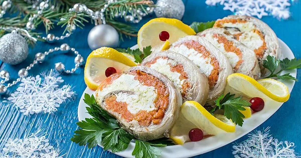 горячее на праздничный стол. сельдь под шубой рулетом. рулеты новогодние закусочные. закуски на нг. рулет на новогодний стол рецепты.