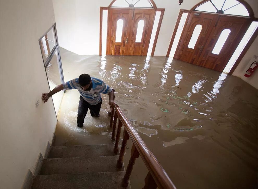 Затопление квартиры. Комната под водой. Залитие квартиры. Заливают водой сонник. Потоп в квартире.