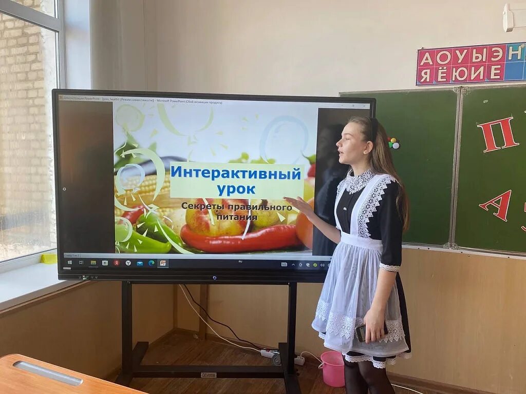Дети делятся секретом школьники. Здорово школьники уроки учите. Секреты школьной жизни. Здарова школьники уроки учите gif. Секреты школьной жизни.