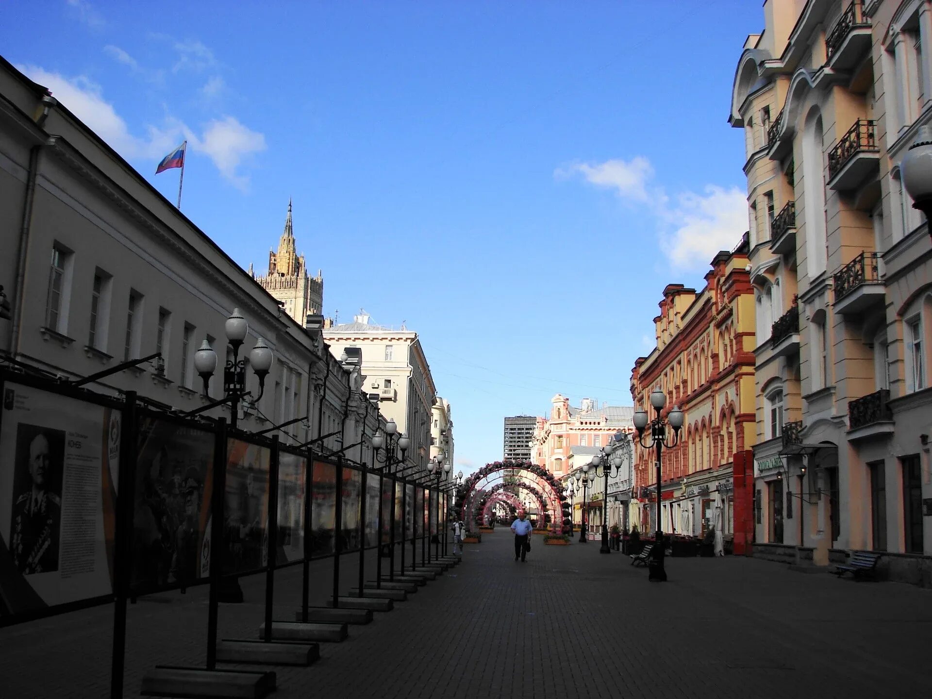 Достопримечательность улица арбат 2 класс. Улица арбат. старый арбат москва. арбатская улица москва. улица арбат в москве достопримечательности.