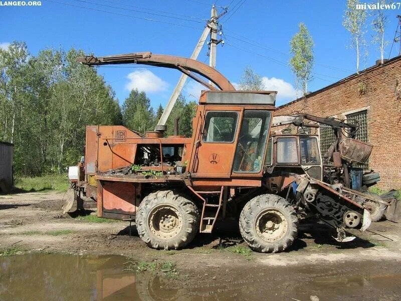 Комбайн кск 100. Силосоуборочный комбайн КСК-100. Трактор КСК 100. Самоходный комбайн КСК-100. КСК 100 комбайн кабина.