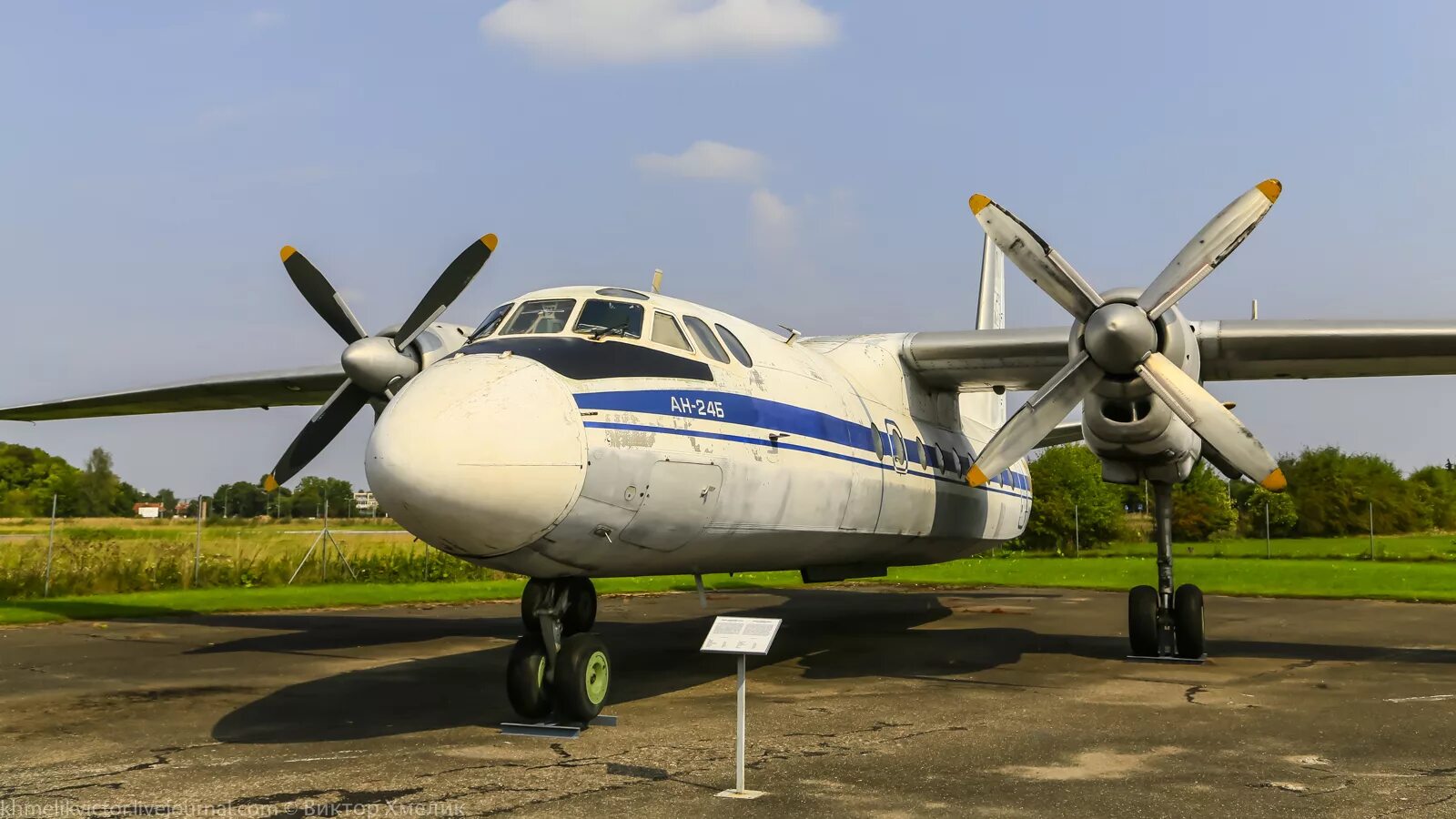 Турбовинтовой самолет пассажирский. АН-24 пассажирский самолёт. Самолет АН-24 СССР. Винтовой самолет АН 24. АН-24 пассажирский самолёт пассажирские самолёты СССР.