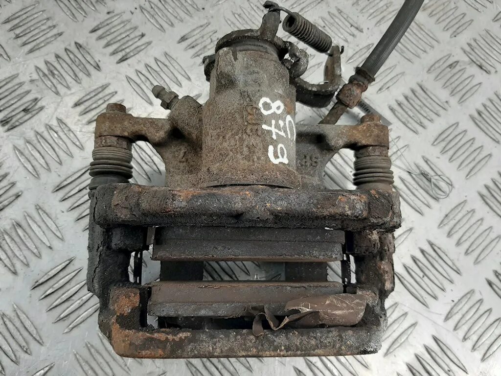 Пластина в сборе держатель заднего тормоза с заглушкой опель мокка. Задние суппорта мокка. Задний тормозной суппорт опель. Задний суппорт опель мокка. Принцип работы заднего суппорта опель мокка.