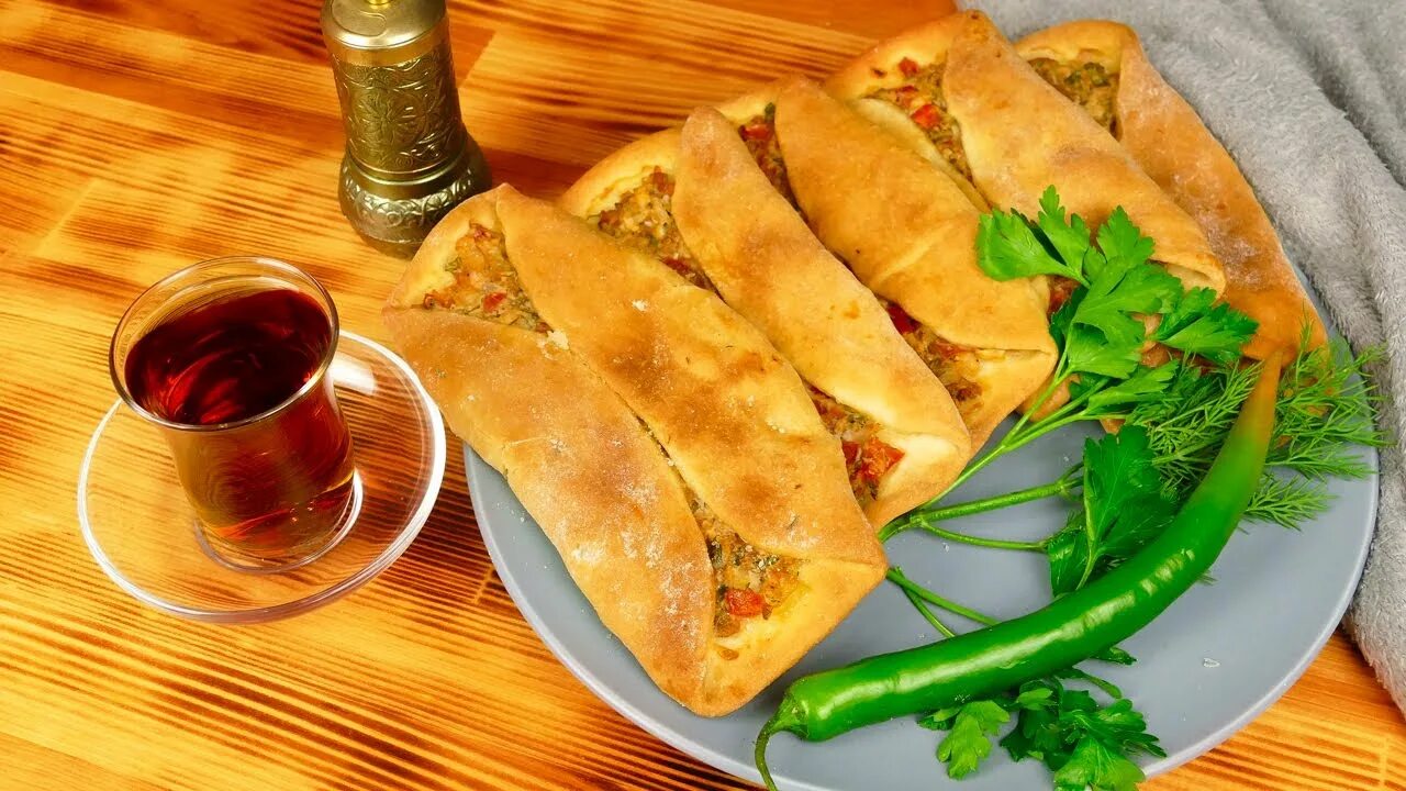 Турецкий лахмаджун. Лепешка пиде. Турецкая лепешка пиде. Лепешка пиде. Турецкая пиде с мясом.