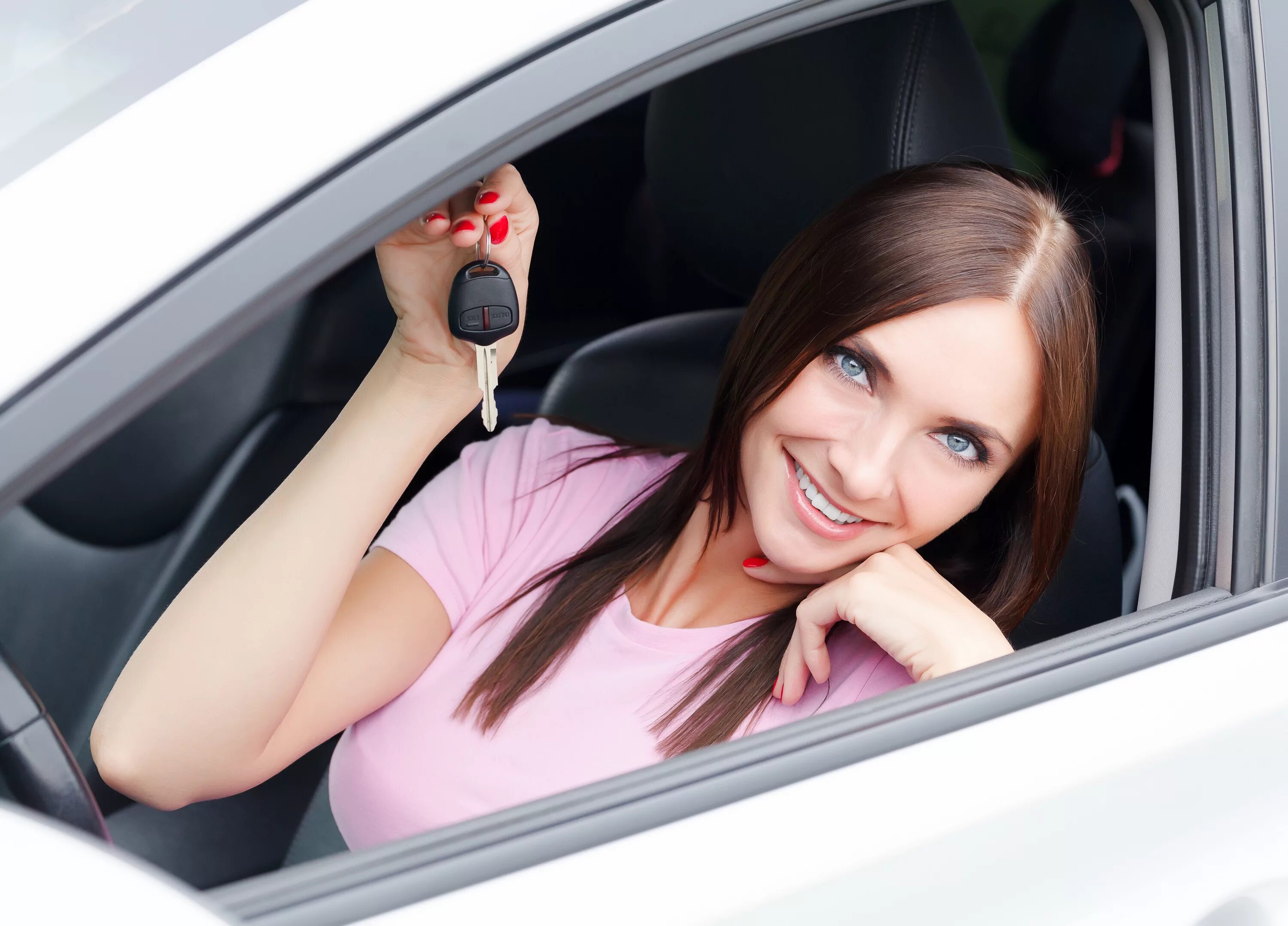 Машинка показывает ue. Девушка в машине улыбается. Девушка окне авто. Девушка в окне автомобиля. Девушка показывает машины.