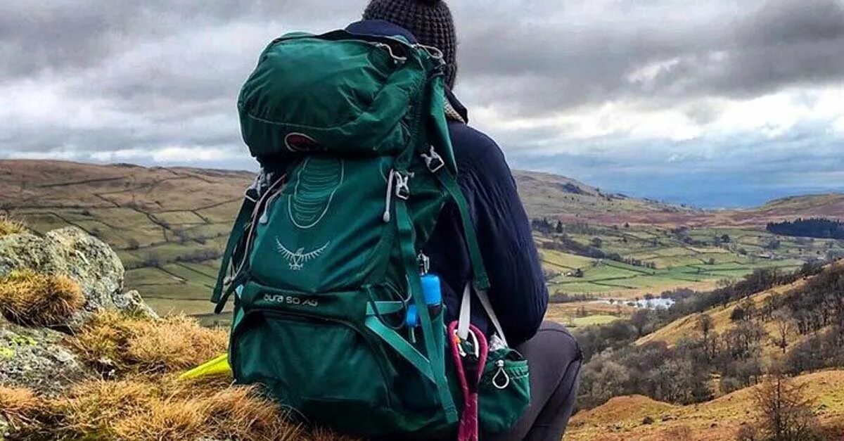 Help jiuyue retrieve the lost backpack