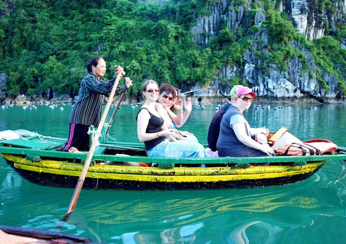 Вьетнам туризм. Лодка турист. Вьетнам для туристов. Лодочный туризм. Полететь во вьетнам