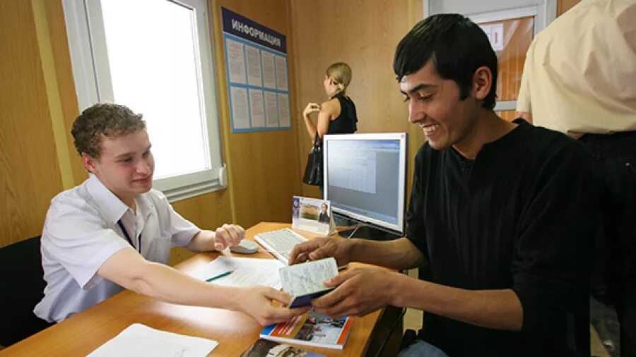 Иностранные специалисты азия. Для иностранцев есть работа. Иностранные сотрудники. Работа в москве для граждан снг. Работа для иностранцев.