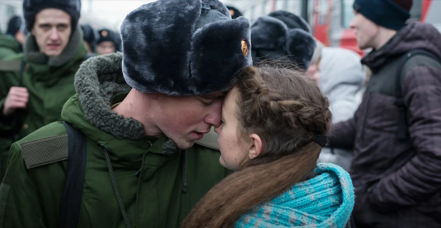 Призывник проводы. Девушка провожает в армию. Проводы в армию. Парня провожают в армию. Осенний призыв.