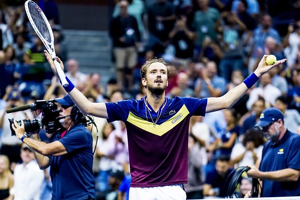 Medvedev us open 2023. Медведев теннис с Алькарасом финал. Фото Медведева с us open. Daniil Medvedev us open 2019 Final сидит. Трансляция матча медведев