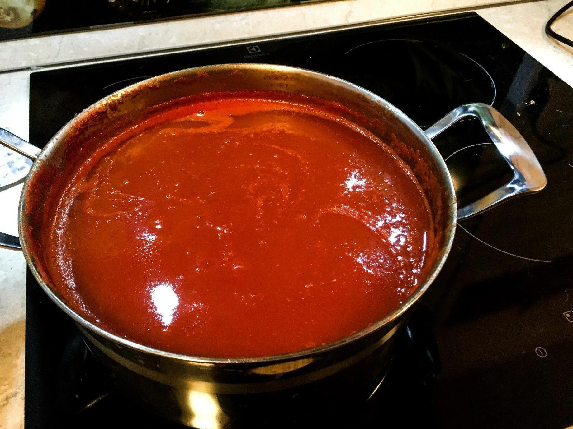 Густой домашний кетчуп из помидор. Кетчуп. Приготовление кетчупа. Приготовление кетчупа в домашних. Кетчуп собственного приготовления.