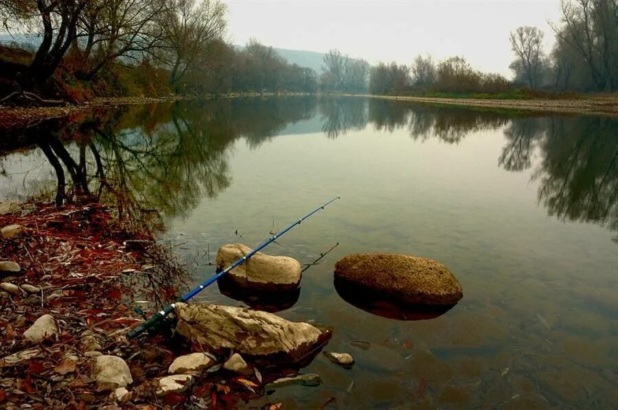 Рыбалка река вода. Природа рыбалка. Красивые места для рыбалки. Рыбак на озере. Рыбалка весной.