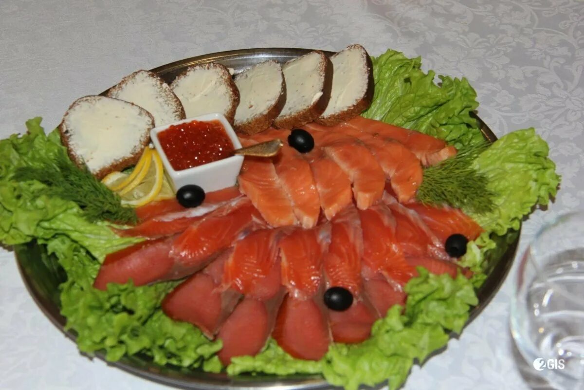 Рыбная нарезка. Рыбная нарезка на праздничный стол. Рыбное ассорти на праздничный стол. Рыбная тарелка ассорти. Нарезки рыбы на стол