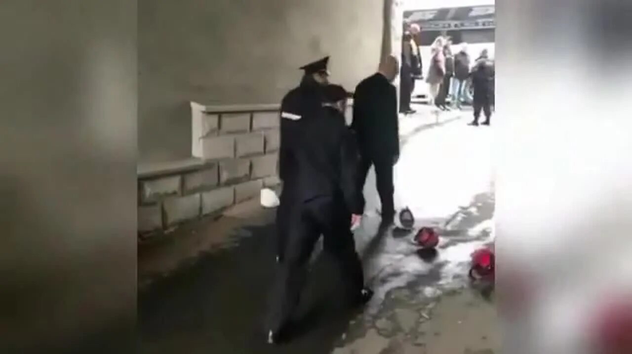 Китай напал на владивосток сегодня новости. Китай напал на владивосток сегодня новости. Китай напал на владивосток сегодня новости. Протесты во владивостоке. Бегемот напал на автомобиль с туристами.