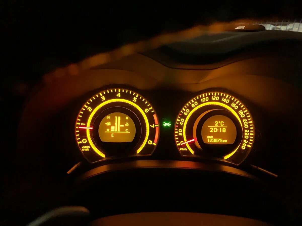 6 лампа давления масла. тойота королла загорелась шестеренка. восклицательный знак на панели приборов бмв х3. загорелась шестеренка тойота королла 150. Civic 5d 2008 актуатор температуры салона.