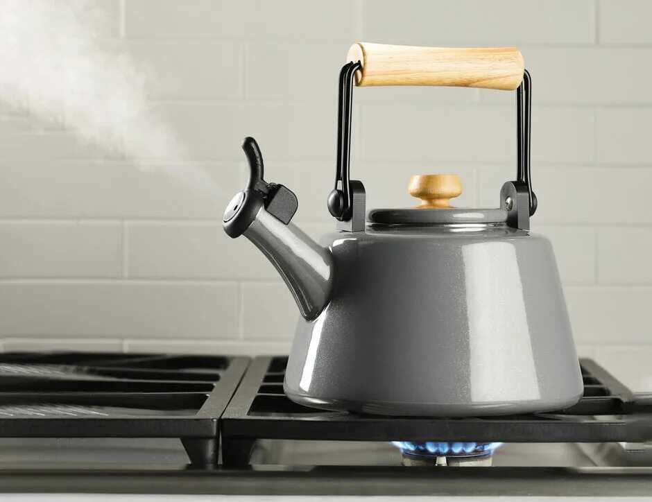 Пластиковый чайник на плите. Нагревание чайника. Stove-Top kettles. Выбирать чайник.