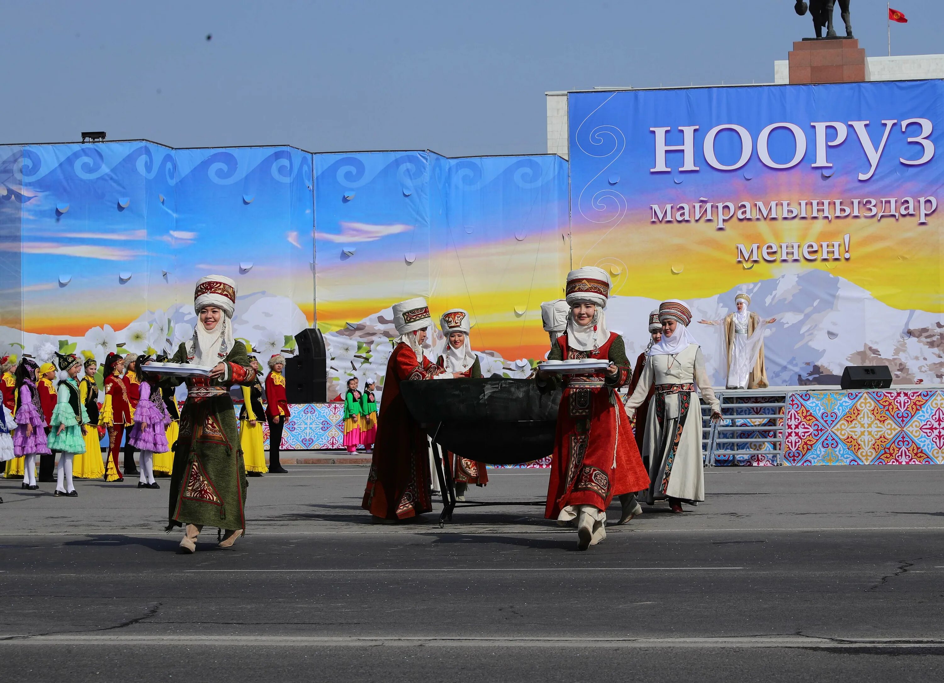 Праздники киргизов. Традиции Кыргызстана Нооруз. Праздник Нооруз Бишкек. Нооруз майрам Киргизия юрта. Нооруз в Кыргызстане сумолок.