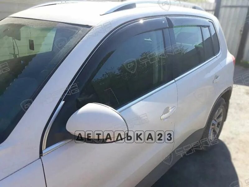 Дефлекторы тигуан. Дефлекторы tiguan. Фольксваген тигуан дефлектор капота. Дефлектор капота для volkswagen tiguan. Дефлекторы окон хром volkswagen tiguan 1.