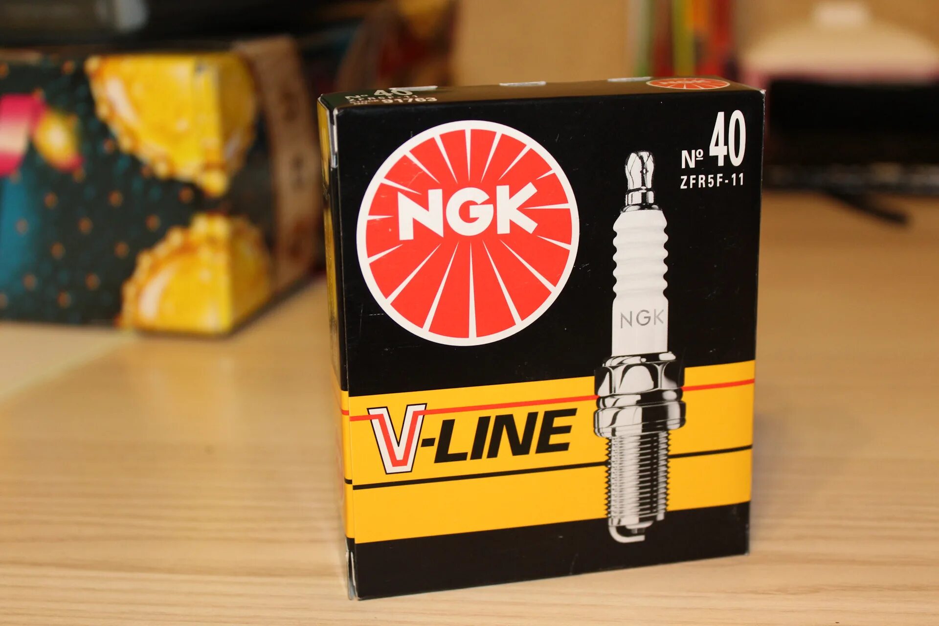 Свечи ngk line. NGK zfr5f-11. NGK 5165 zfr5f. NGK №40 (91763) zfr5f-11. 5165 Свеча зажигания NGK zfr5f.